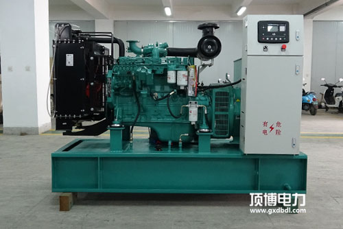 一臺750kW柴油發(fā)電機組工作小于100h，起動排氣管有大量白煙